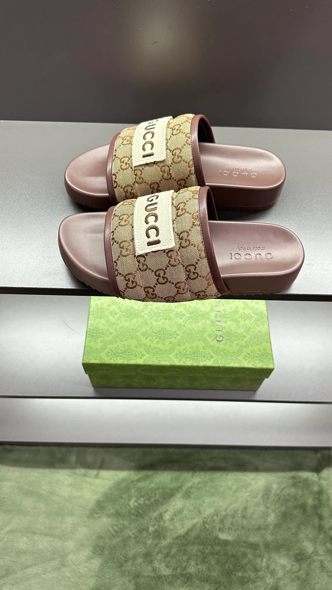 [G Family Couple Style] P: 300💰Female size 36~40 Men's size 39~45, (46. Custom-made Unisex GG slippers This slipper is made of GG polyester fiber and is decorated with a Gucci label on the front, adding a striking logo feel to the style. Beige GG recycled polyester fiber Unisex leather trim "Gucci Made in Italy" embroidered label Rubber sole Flat Made in Italy